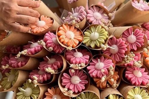 Hoa sáp hết thời, nhường chỗ cho hoa nến thơm dịp 8/3