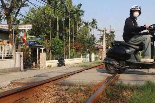 Hiểm họa từ những lối đi tự mở cắt ngang đường sắt ở Huế