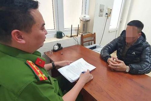 Triệu tập 2 đối tượng đá vào mặt người khác sau va chạm giao thông