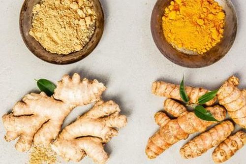 7 lý do nên uống một ly gừng và nghệ mỗi ngày