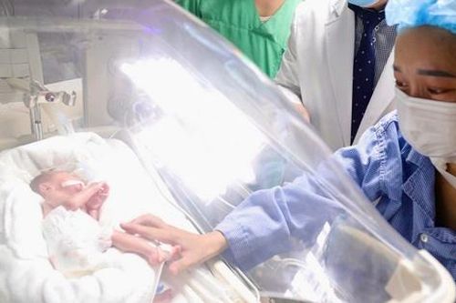 Người mẹ ung thư nghẹn ngào trong phòng mổ: 'Con trai chào đời bình an là may mắn với em rồi'