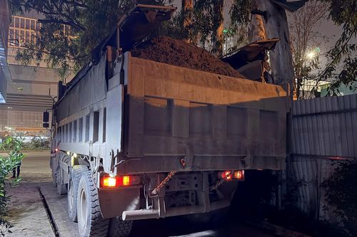 Mức phạt 'nhớ đời' với chủ phương tiện và tài xế xe tải chở cát trong đêm