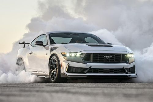 Bản độ Ford Mustang Dark Horse mạnh hơn siêu xe Ferrari 12Cilindri