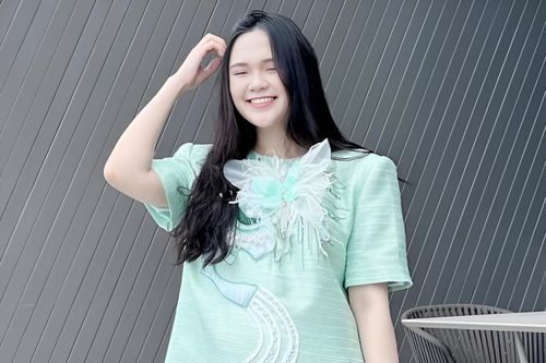 Vợ Duy Mạnh lại bị chê mặc xấu