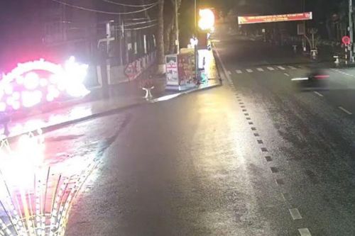 Xe máy 'kẹp ba' tông tường UBND huyện, hai người tử vong