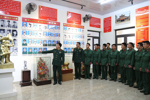 Tô thắm truyền thống vẻ vang của Sư đoàn 304 anh hùng