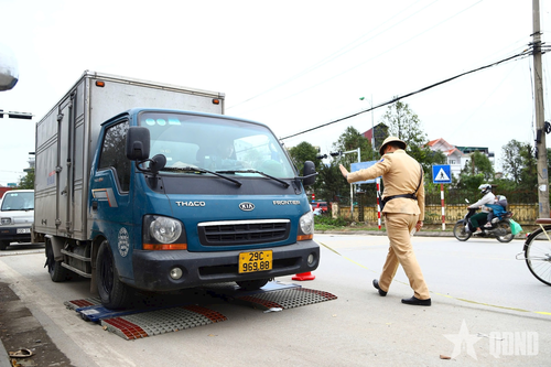 Tiếp nhận nhiệm vụ bảo đảm an toàn giao thông trên tuyến quận, huyện