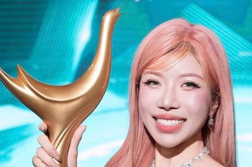 Trang Pháp hóa 'nàng Barbie' lộng lẫy, gửi thông điệp vượt qua khuôn mẫu khi nhận giải 'Cống hiến'