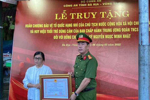 Truy tặng huân chương cho chiến sĩ hy sinh khi làm nhiệm vụ
