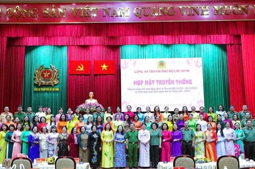 Nữ công an đóng góp vào sự phát triển của thành phố