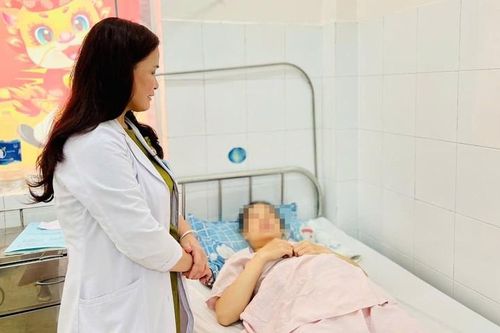 Cấp cứu kịp thời sản phụ 'đẻ rơi' con tại nhà