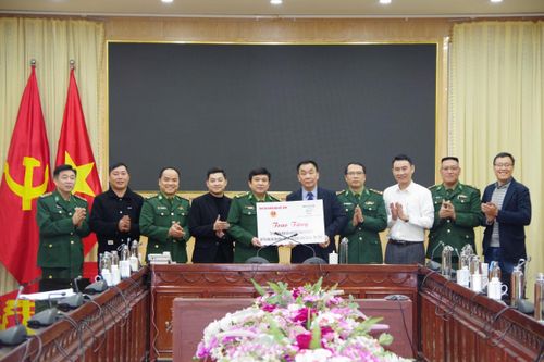 Trao tặng bộ năng lượng mặt trời cho Tổ công tác Biên phòng Đảo Ngư