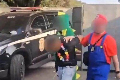 Cảnh sát Brazil hóa trang để đối phó với tội phạm trong lễ hội Carnival