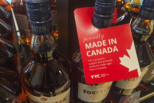 Rượu Mỹ 'bốc hơi' khỏi quầy bán hàng tại Canada