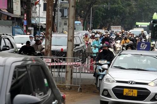 Thi công tu sửa dầm cầu Long Biên khiến giao thông ùn tắc