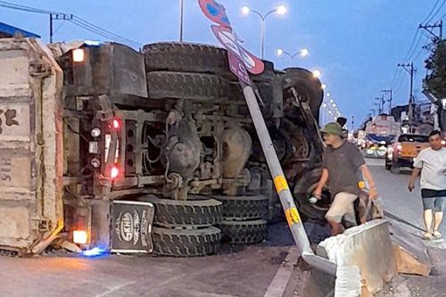 Xe ben lật trên quốc lộ ở cửa ngõ TPHCM, giao thông ùn ứ nhiều giờ