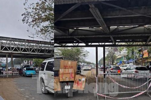 Lý do đầu cầu Long Biên rào chắn, ùn tắc giao thông giờ cao điểm