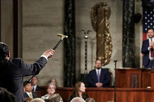 Nghị sĩ giơ gậy và hét vào mặt ông Trump sắp nhận hình phạt