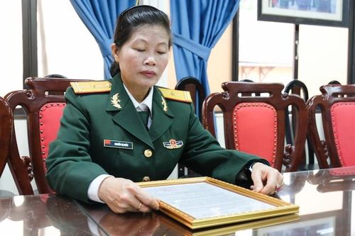 Nữ quân nhân bật khóc khi nhận kết quả giám định ADN của cha