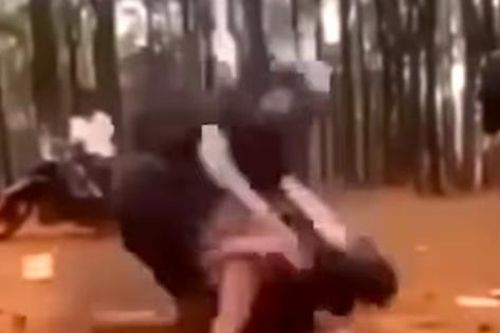 Vụ nữ sinh không về nhà: Lộ clip bị nhóm bạn đánh dã man