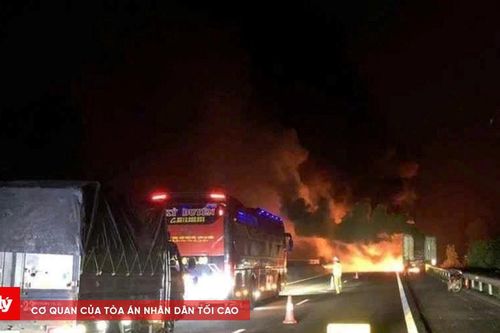 Xe đầu kéo bị thiêu rụi trên cao tốc