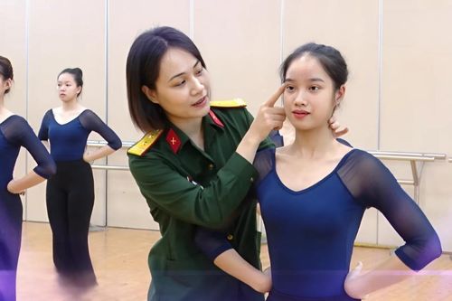 Bật mí về nữ Trung tá 17 năm gắn bó với múa mới được phong Nhà giáo ưu tú