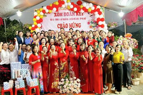 Đàn ông cả xóm họp bàn, tất bật nấu 20 mâm cỗ mừng chị em ngày 8/3