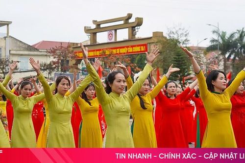 Đặc sắc màn đồng diễn dân vũ, trình diễn áo dài của phụ nữ Nghi Xuân
