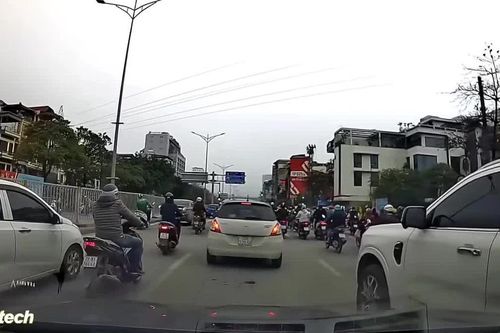 Không chen làn thành công, tài xế chặn đường đòi làm 'bố' của tài xế khác
