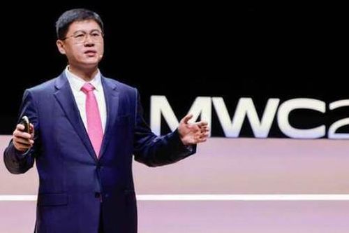 MWC 2025: Sếp Huawei nhắc nhà mạng coi chừng đua không lại 'cơn sốt' AI