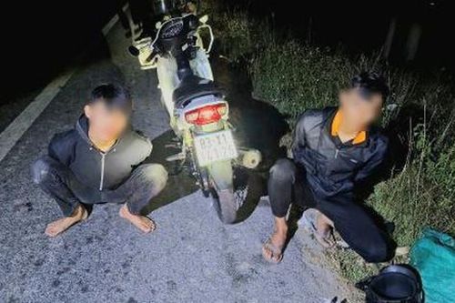 Bắt 4 đối tượng mang hung khí đi đánh nhau lúc rạng sáng