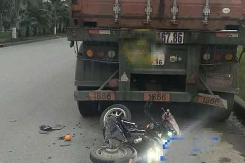 Bản tin TNGT 6/3: Tông vào đuôi xe đầu kéo đỗ bên đường, một người đi xe đạp điện tử vong