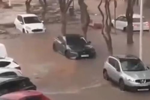 Thảm họa lũ lụt ở Tây Ban Nha: Ô tô bị cuốn trôi ra biển, hàng trăm người mắc kẹt
