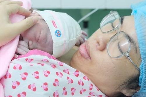 Tăng nguy cơ hiếm muộn, biến chứng thai kỳ nếu phụ nữ kết hôn muộn
