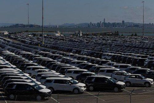 Ông Trump hoãn áp thuế ô tô Canada, Mexico một tháng