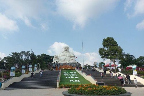 Những điều chưa biết về tượng Phật Di Lặc trên đỉnh núi Cấm