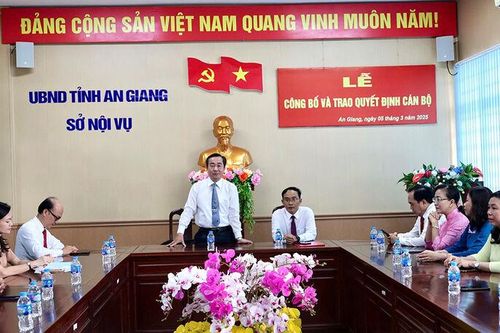 Sở Nội vụ An Giang công bố và trao quyết định công tác cán bộ