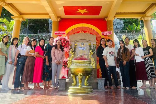 Hội viên phụ nữ Tri Tôn viếng mộ nữ Anh hùng Lực lượng vũ trang nhân dân Phan Thị Ràng