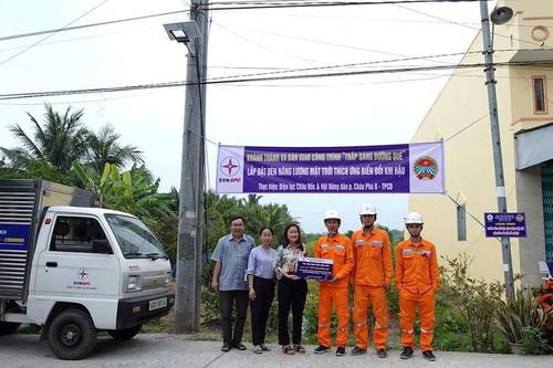 'Thắp sáng đường quê' mang ánh sáng cho bà con TP. Châu Đốc