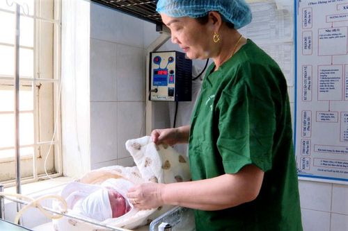 Cứu sống mẹ con sản phụ bị sa dây rốn hiếm gặp