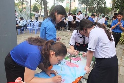 Tổ chức triển lãm tranh nghệ thuật và hoạt động trải nghiệm