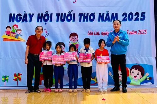 Chương trình 'Ngày hội tuổi thơ' tại Trường Tiểu học Võ Văn Kiệt