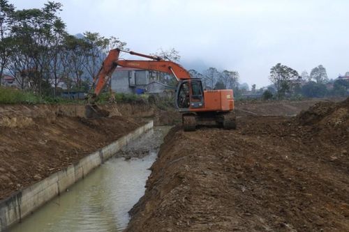 Tăng tốc thi công công trình chống sạt lở bờ suối
