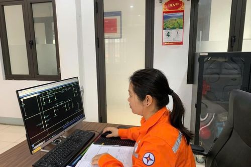 Nữ công nhân đầu tiên của PC Lào Cai đảm nhận trực ca vận hành độc lập