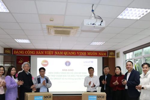 Tiếp nhận và bàn giao đèn chiếu vàng da và cân sơ sinh cho các bệnh viện