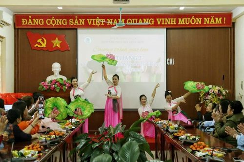 Trao yêu thương đến nữ bệnh nhân nhân ngày Quốc tế Phụ nữ