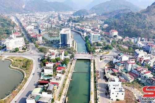 Bên dòng Nặm La