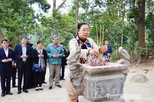 Đoàn công tác UBND tỉnh Vĩnh Long dâng hương, tham quan Khu di tích Quốc gia đặc biệt Tân Trào