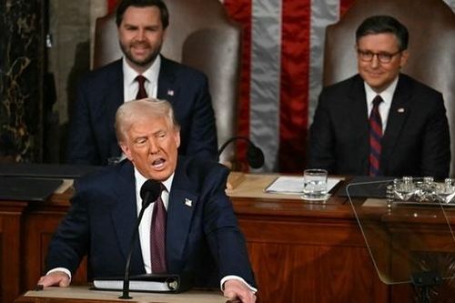 Tổng thống Donald Trump bảo vệ các cuộc chiến thương mại