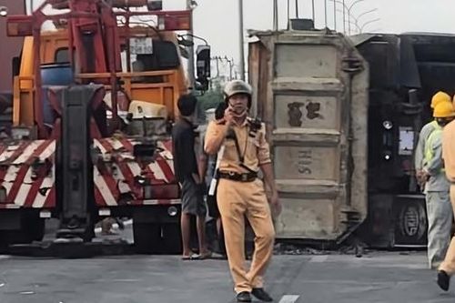 Lật xe ben chở đá, giao thông ùn tắc gần 10km